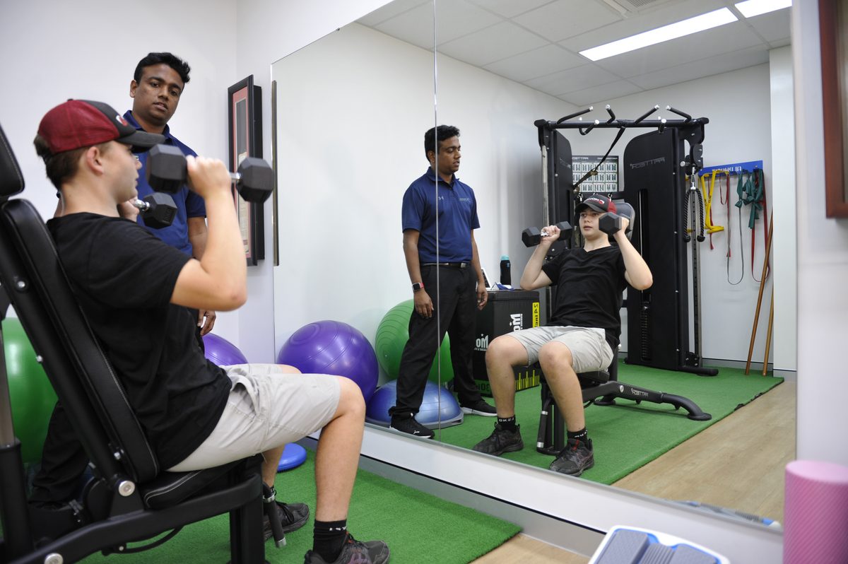 Exercise physiologist supervising an individual exercise program